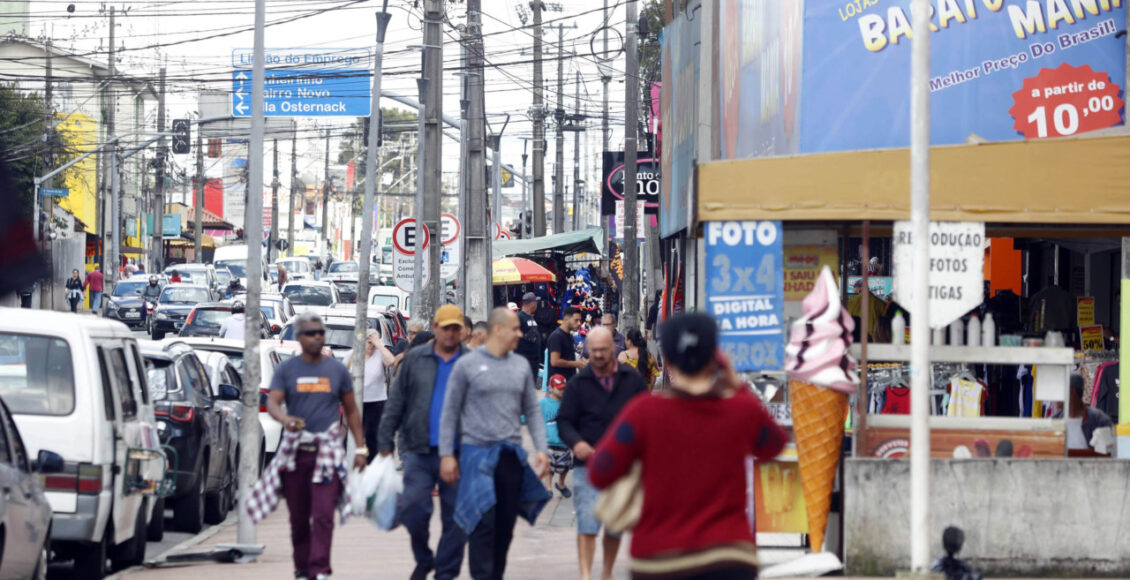 Comércio Imagens De Consumidores E Vendedores Em Lojas No Comércio Varejista Na Região Do Sítio Cercado Em Curitiba. Lojas De Roupas Utensílios Domésticos Celulares Viaturas Da Polícia Militar Nas Ruas Trânsito Movimentado Na Rua Izak F