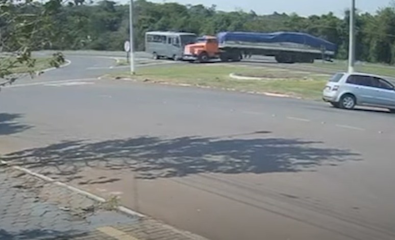 Video Acidente Micro Onibus E Carreta Deixa 22 Pessoas Feridas Parana