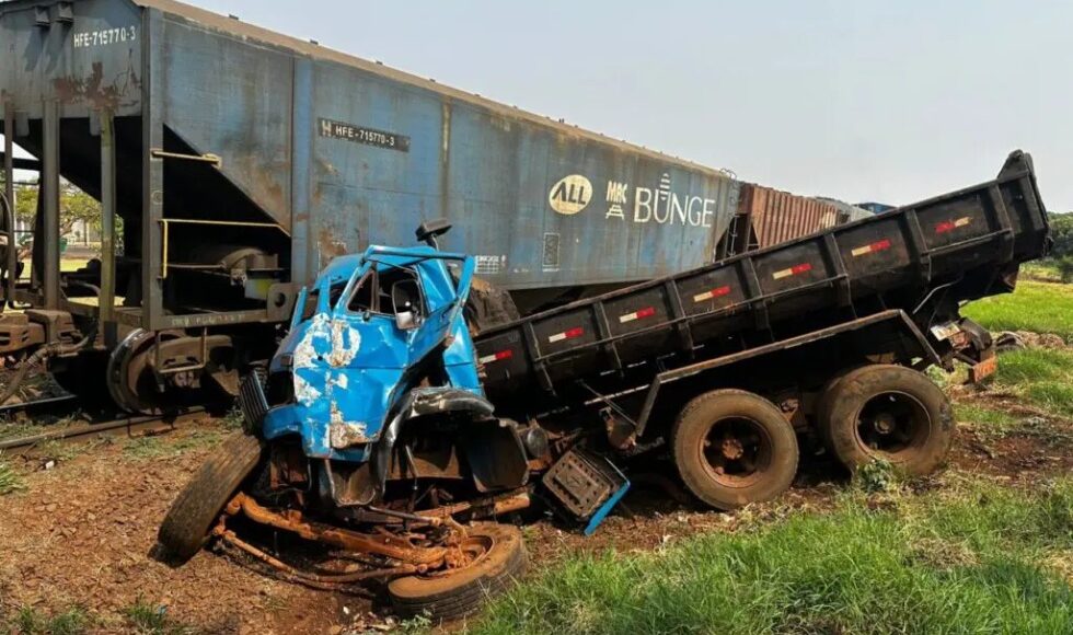 Caminhao E Destruido Apos Ser Arrastado Por Trem Motorista Sobrevive Com Ferimentos