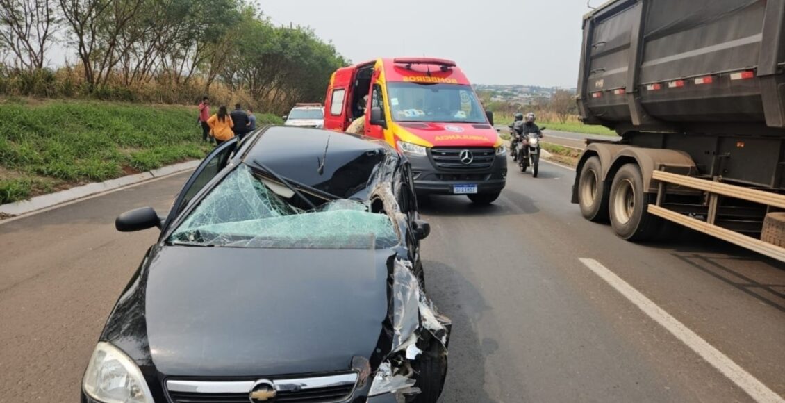 Carro Fica Destruido Apos Bater Na Traseira De Caminhao Na Br 376 Entre Maringa E Iguatemi