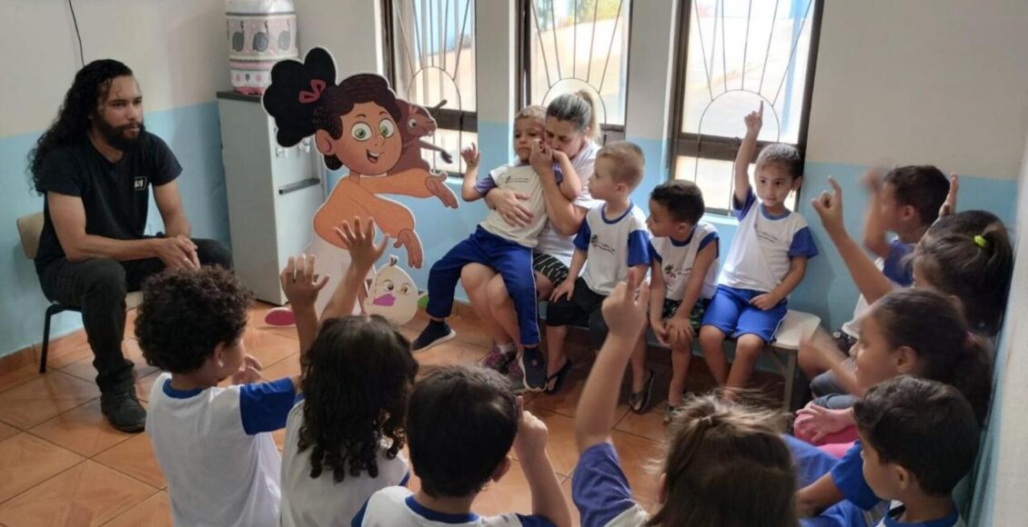 Criador Do 1o Desenho Animado Em Libras Do Brasil Leva Educacao Inclusiva Para Escolas De Maringa