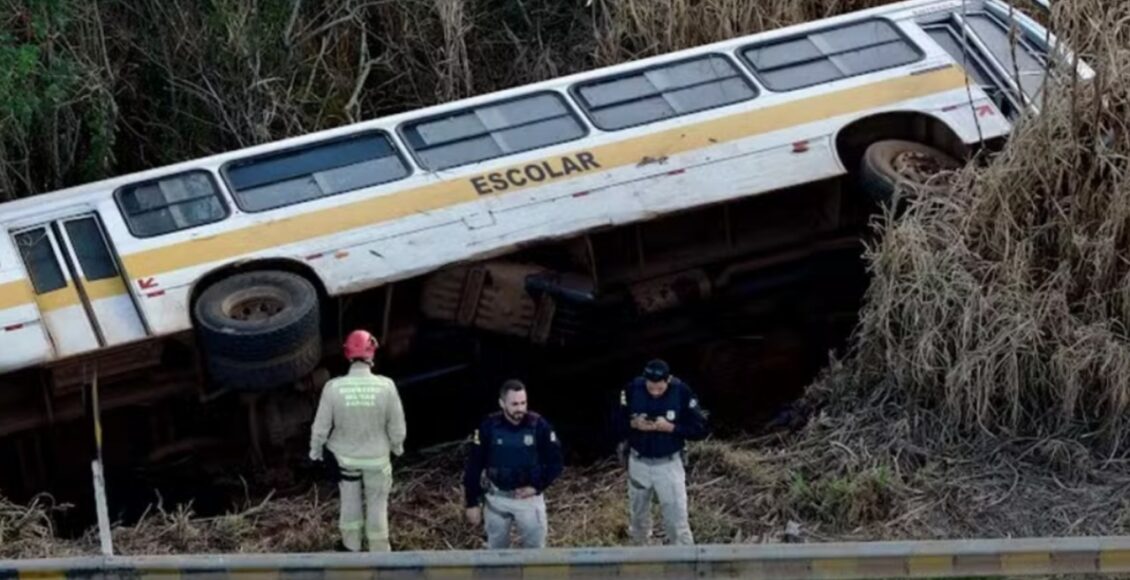 Onibus Escolar Com 25 Criancas Tomba Em Rodovia Do Parana