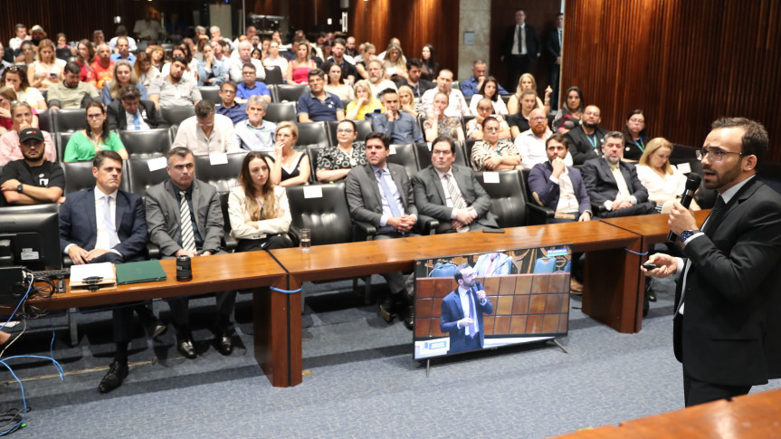 Servidores Lotam Plenarinho Para Palestra De Atualizacao Sobre Licitacoes E Contratacoes No Parana