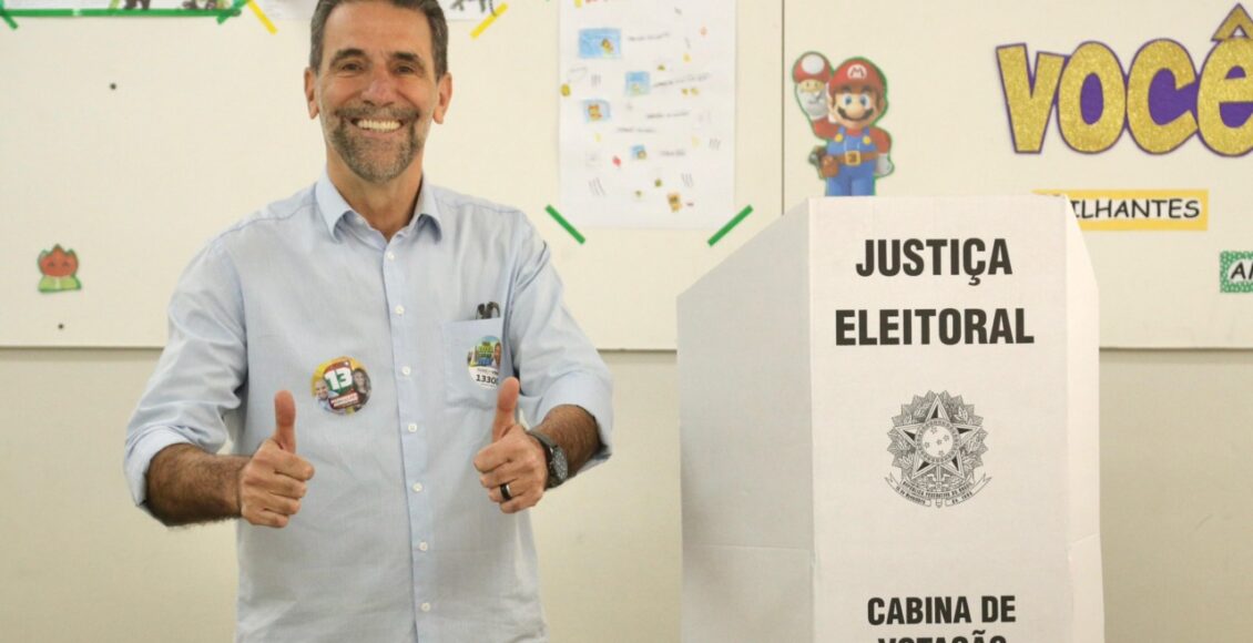 Deputado Federal E Diretor Geral Da Itaipu Enio Verri Vota No Colegio Santo Inacio