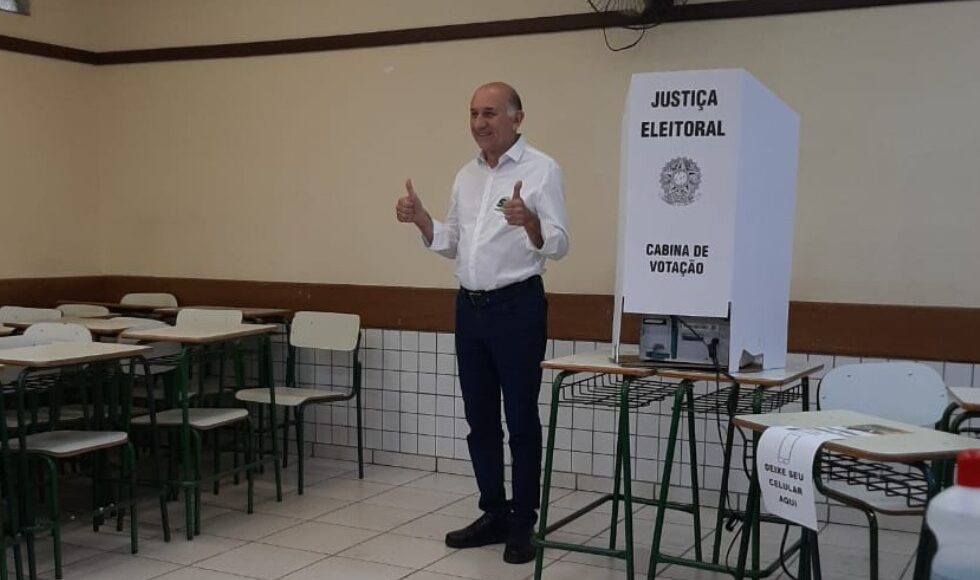 Edson Scabora Vota No Instituto De Educacao