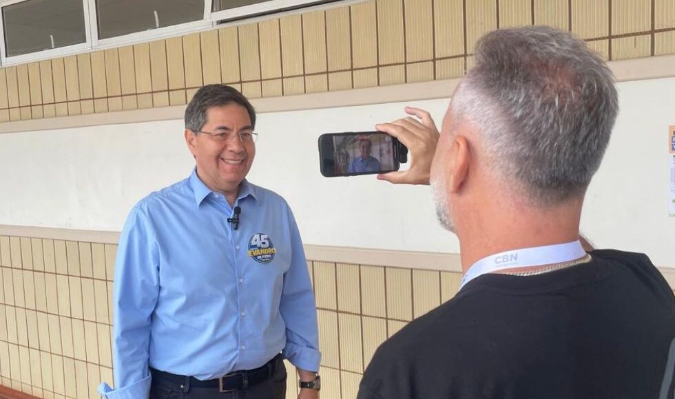 Evandro Oliveira Vota No Colegio Marista