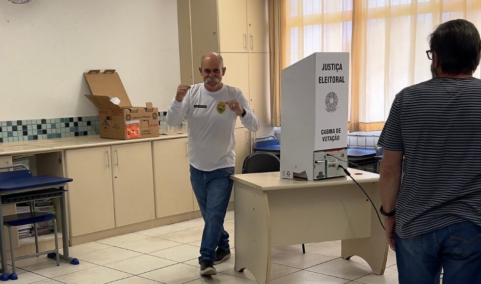 Sargento Fahur Vota Na Escola Municipal Ariovaldo Moreno