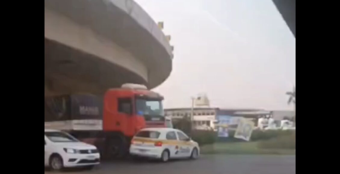 Video Carro De Autoescola E Arrastado Por Carreta E Causa Panico Na Divisa De Maringa E Sarandi