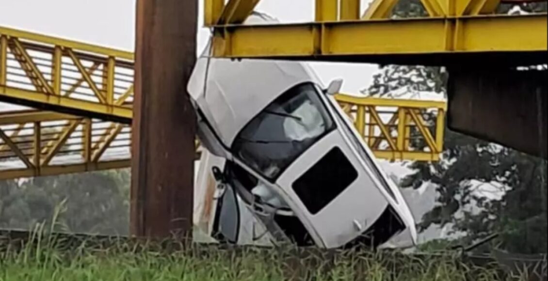 Bmw Capota E Para Em Pe Entre Canteiro E Passarela Em Rodovia Do Parana