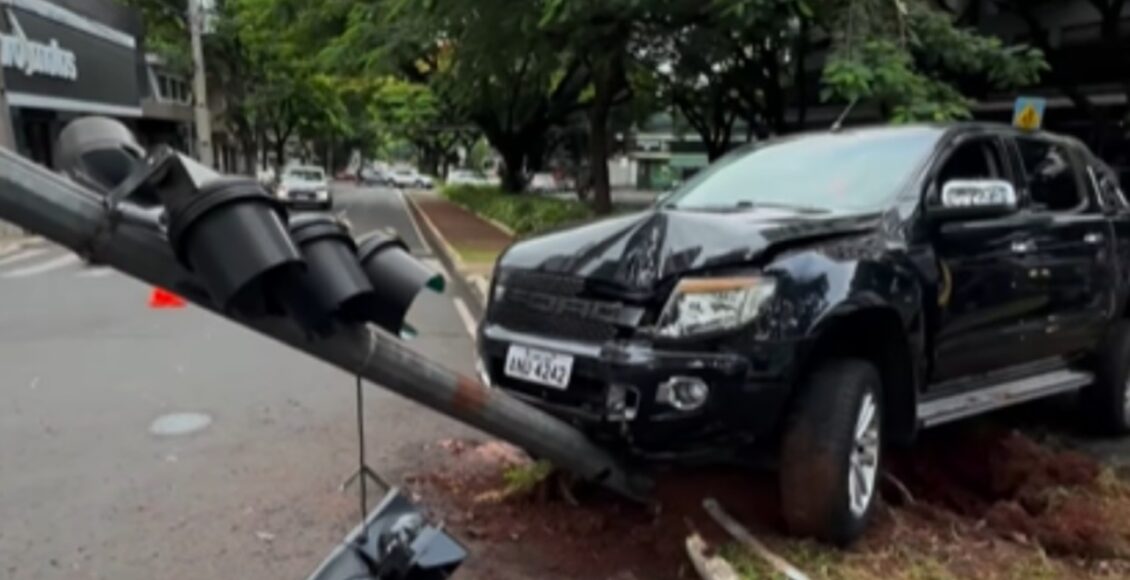 Caminhonete Derruba Poste De Semaforo Na Praca Rocha Pombo Em Maringa