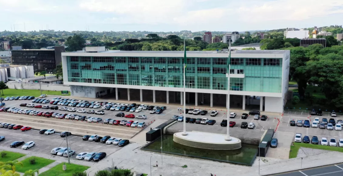 Centro Cívico De Curitiba Onde Estão Os Edifícios Do Tribunais De Justiça, Tribunal De Contas, Palácio Iguaçu, Palácio Das Araucarias, Assembléia Legislativa, Museu Oscar Niemeyer E A Praça Nossa Senhora De Salette.