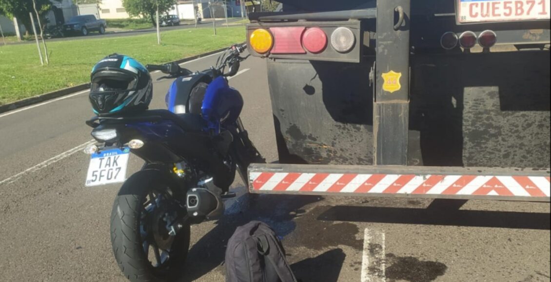 Motociclista Fica Gravemente Ferido Apos Desviar De Carro E Bater Na Traseira De Caminhao Estacionado