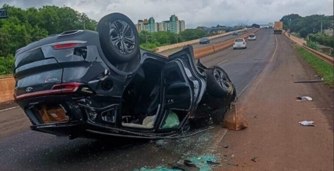 Carro Capota Apos Colisao Com Caminhao No Contorno Norte De Maringa Tres Mulheres Ficam Feridas