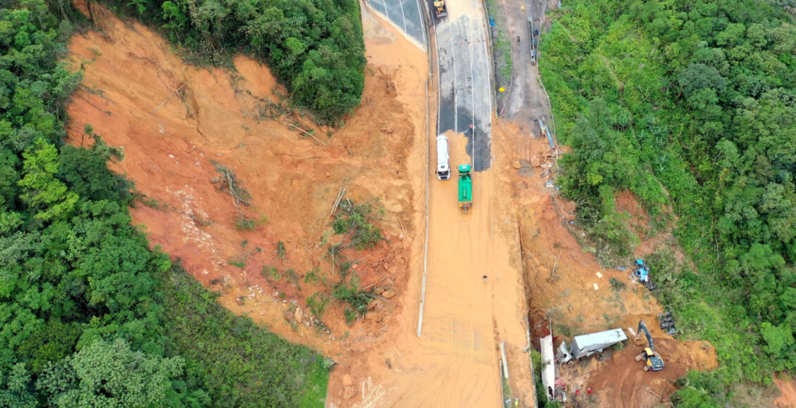 Deslizamento De Terra Na Br 376, Na Serra Do Mar. A Operação De Resgate E Limpeza Do Local Já Dura Mais De 50 Horas Ininterruptas. Equipes Retiram 7 Mil Metros Cúbicos De Terra Na Br 376 E Buscas Por Vítimas Avançam