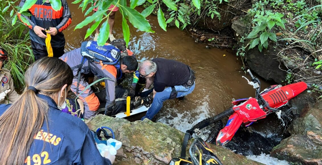 Regiao Motociclista Cai Em Riacho Durante Trilha E E Resgatado De Helicoptero