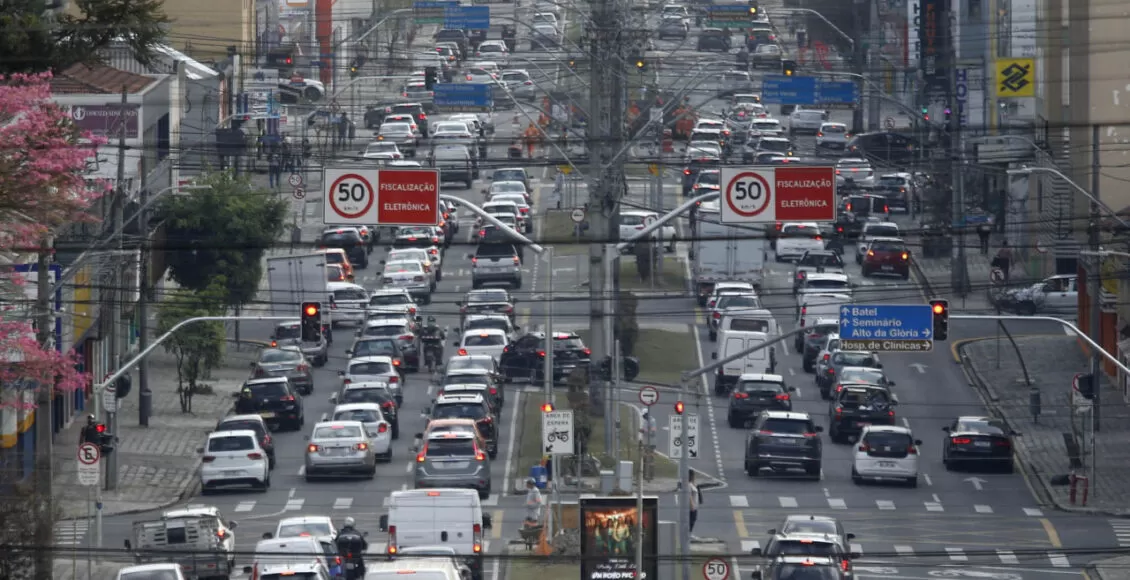 Trânsito Carros Ruas De Curitiba Com Movimento Intenso De Carros Congestionamento Nas Ruas Do Centro De Curitiba Ipva Licenciamento 