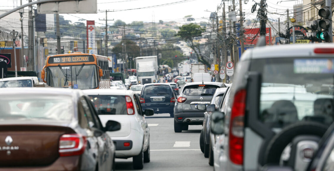 Comércio Imagens De Consumidores E Vendedores Em Lojas No Comércio Varejista Na Região Do Sítio Cercado Em Curitiba. Lojas De Roupas Utensílios Domésticos Celulares Viaturas Da Polícia Militar Nas Ruas Trânsito Movimentado Na Rua Izak