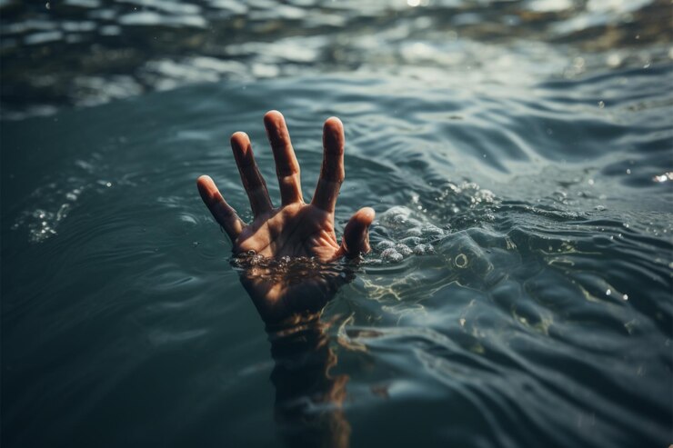 Foto Mao De Homem Afogado Estendendo Se Na Vasta Agua Do Oceano 795881 25730