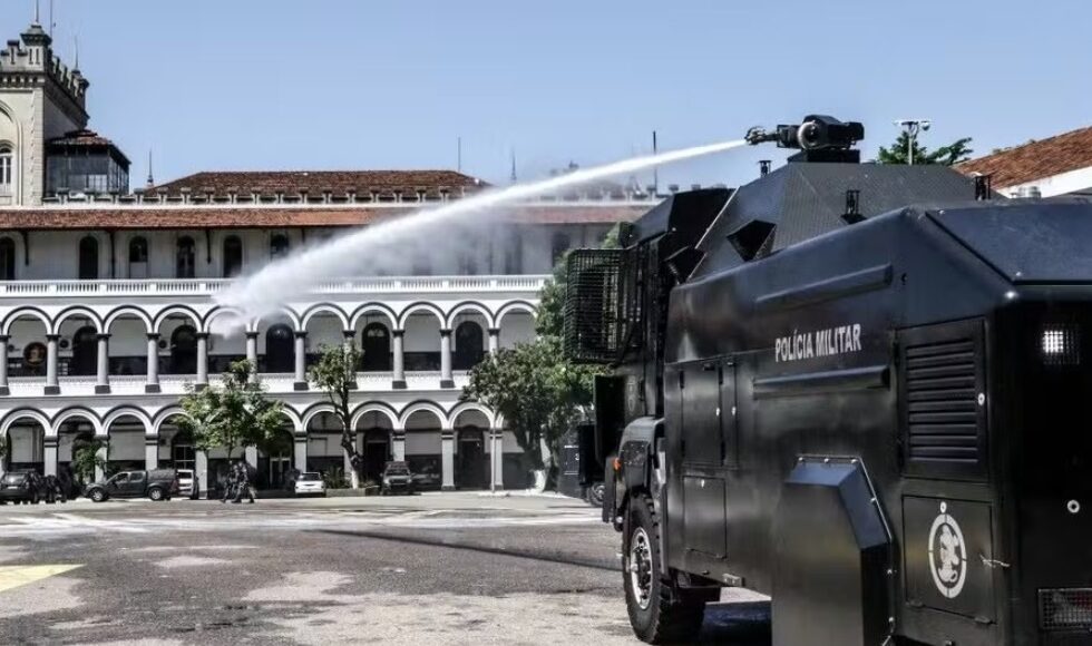 Governo Do Parana Planeja Comprar Blindado Com Canhao De Agua Para Controle De Manifestacoes