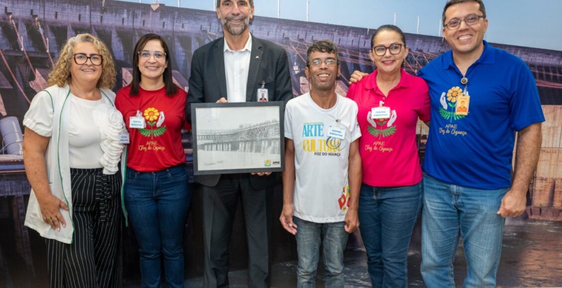 Artista Da Apae Entrega Desenho Da Barragem Da Itaipu A Enio Verri