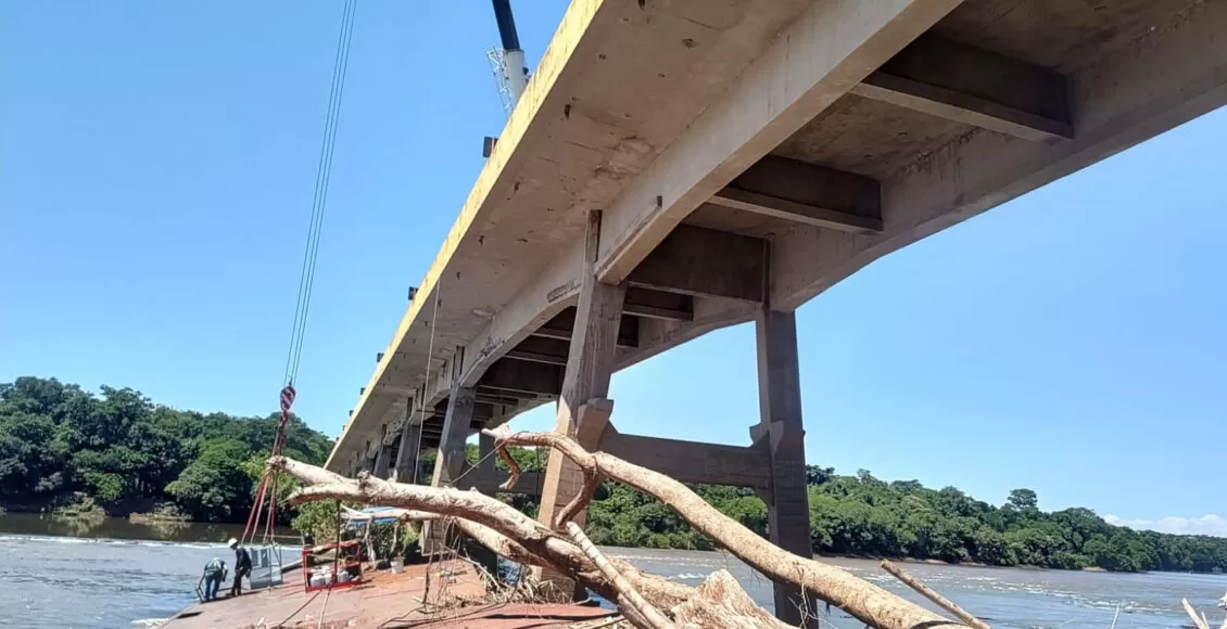 Balsa Naufragada No Rio Ivai Entre Floresta E Engenheiro Beltrao Comeca A Ser Removida