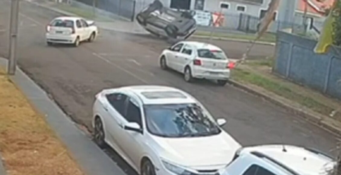 Video Carro Avanca Preferencial E Causa Capotamento De Jeep Em Maringa