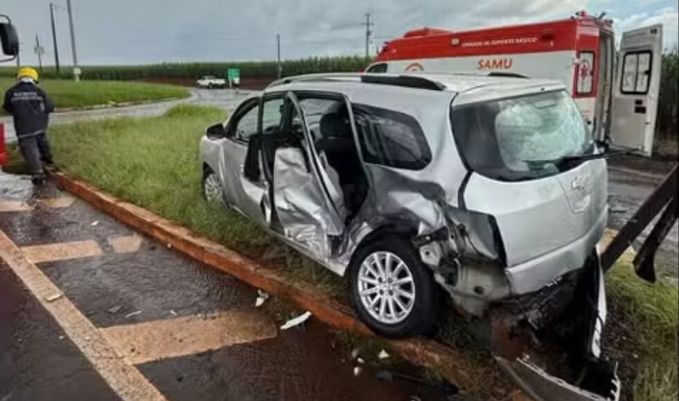 Acidente Entre Dois Carros Menina De 9 Anos Fica Gravemente Ferida E E Levada De Helicoptero Para Hospital