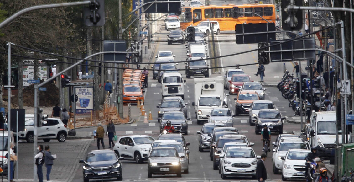 Trânsito Carros Ruas De Curitiba Com Movimento Intenso De Carros Congestionamento Nas Ruas Do Centro De Curitiba Ipva Licenciamento 