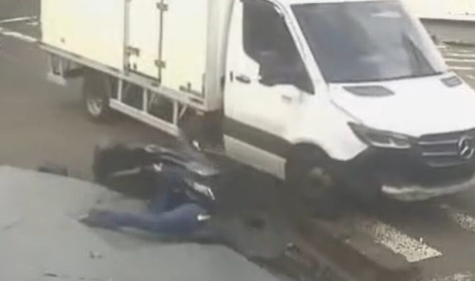 Motociclista Colide Com Caminhao Que Avancou Preferencial Em Maringa