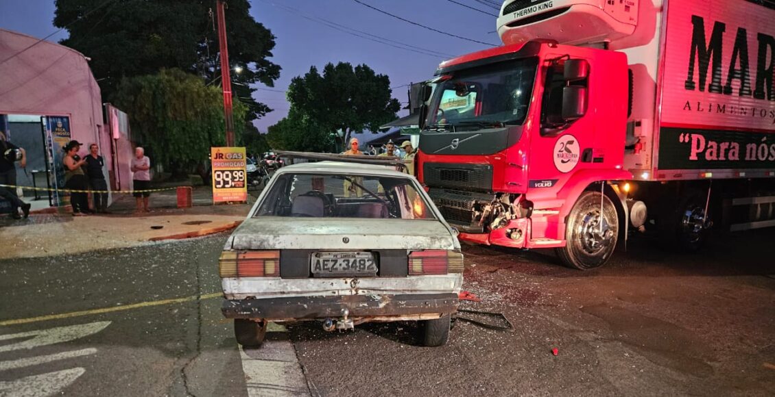 Caminhao Invade Preferencial E Provoca Acidente Com Carro Em Maringa Uma Pessoa Ficou Ferida