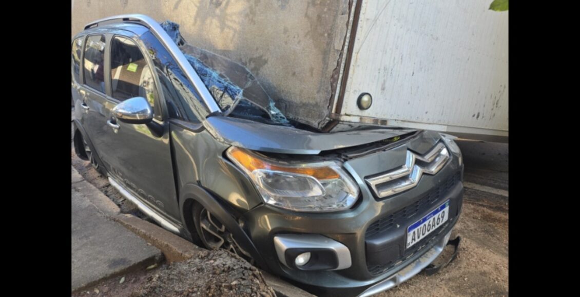 Carreta Tomba E Destroi Carro Estacionado Apos Falha Nos Freios Em Maringa