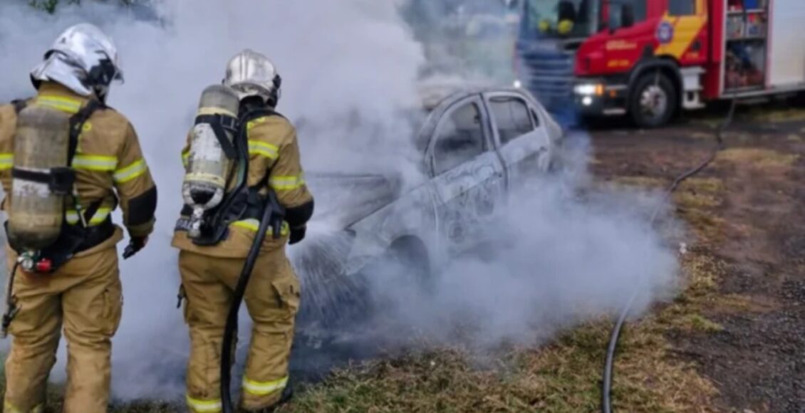 Carro E Destruido Por Incendio Na Br 376 Em Iguatemi Dono Havia Deixado O Veiculo Ligado