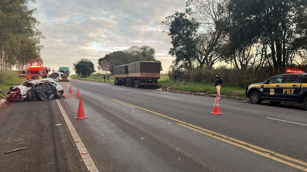 Carro Invade Pista Contraria E Colide De Frente Com Bitrem Dois Jovens Morreram