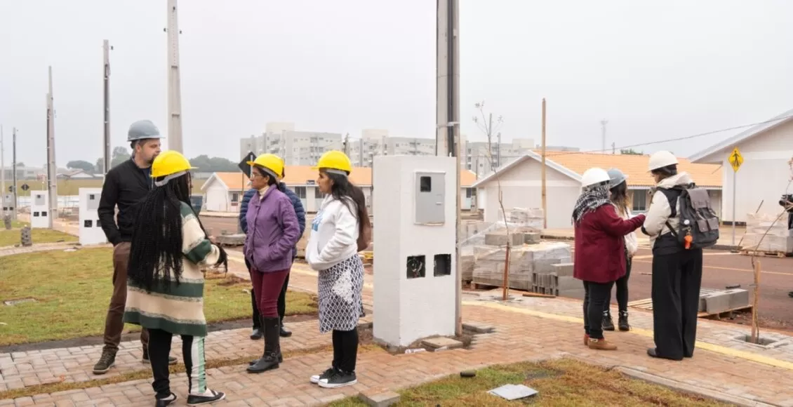 Futuros Moradores Visitam Casas Construidas Pelo Projeto Moradias
