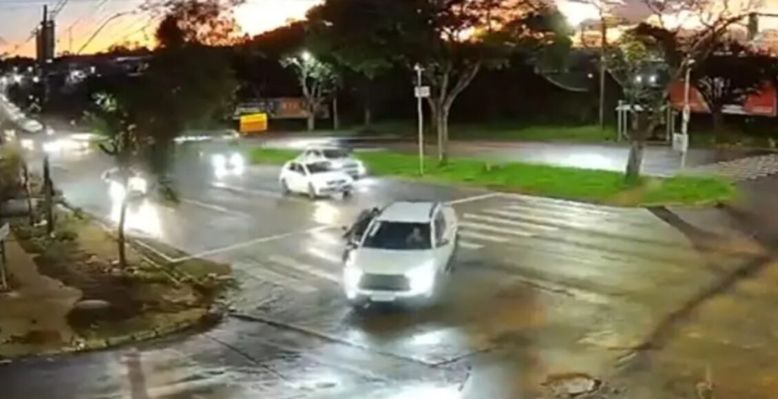 Motociclista Colide Com Carro Em Manobra Irregular Na Avenida Colombo Em Maringa