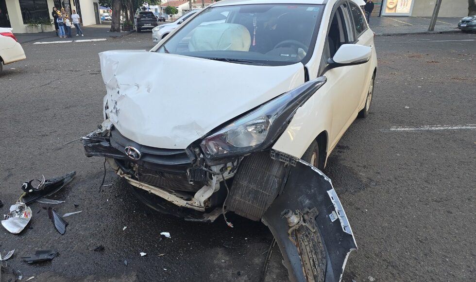 Motorista Invade Preferencial E Colide Com Outro Carro Em Maringa Ele E O Filho Ficam Feridos