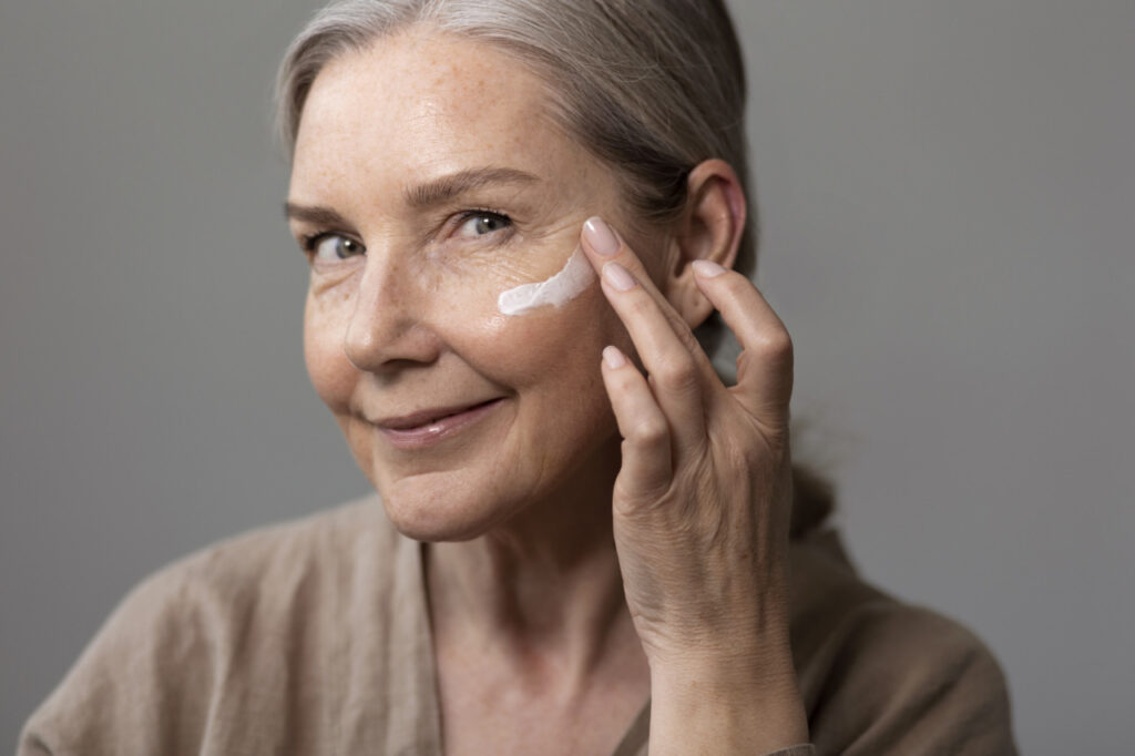 Mulher Sorridente De Vista Lateral Aplicando Creme Facial