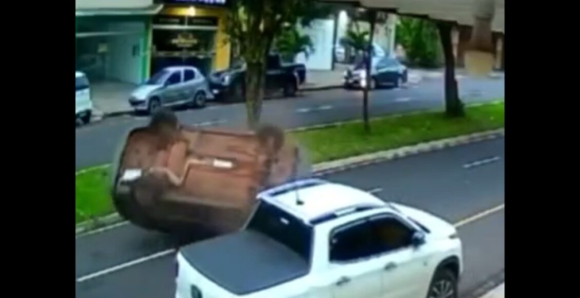 Video Carro Colide Com Veiculo Estacionado E Capota Em Maringa Motorista E Suspeita De Embriaguez