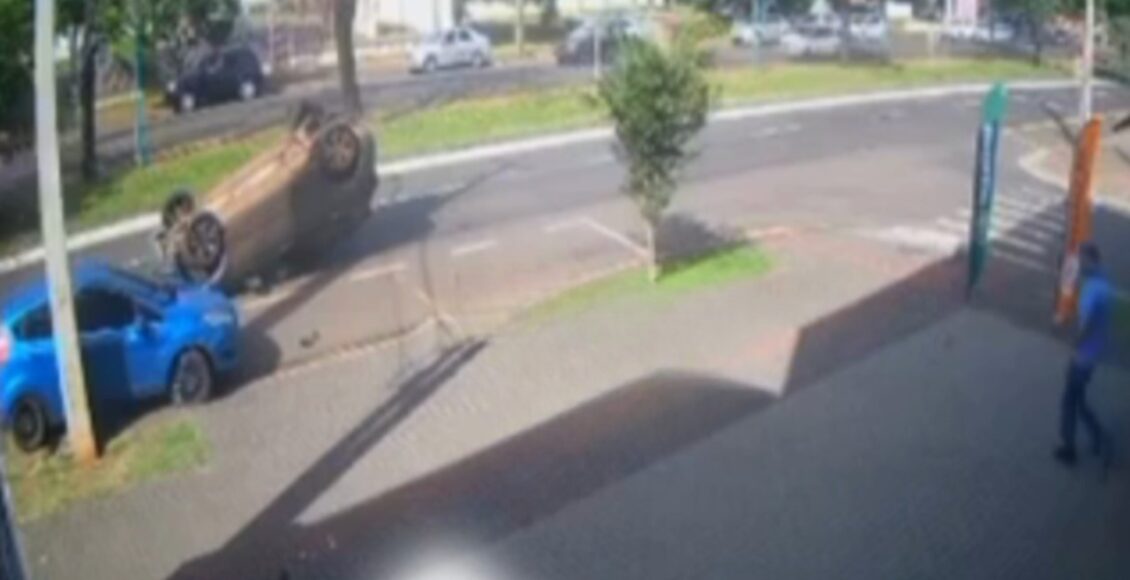 Carro Capota Apos Bater Em Veiculo Estacionado Na Avenida Mandacaru Em Maringa