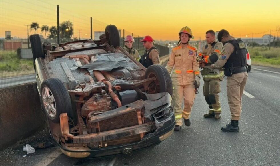 Duas Pessoas Ficam Feridas Em Capotamento Na Pr 323 Entre Maringa E Paicandu