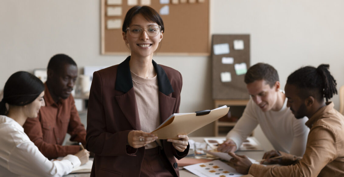 Mulher Sorridente De Tiro Medio No Trabalho