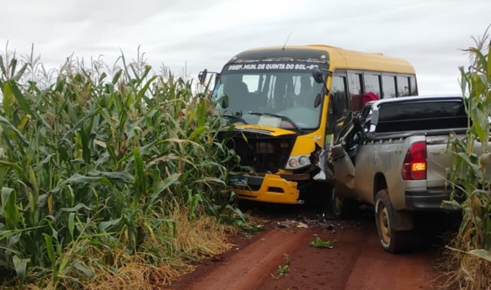 Onibus Escolar Com 25 Alunos Se Envolve Em Colisao Com Caminhonete Na Regiao De Maringa
