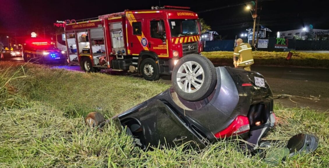 Sarandi Carro Capota Apos Colisao Com Caminhonete Na Br 376 Duas Pessoas Ficam Feridas