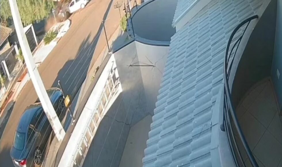 Video Carro Capota Apos Ser Atingido Por Veiculo Que Teria Avancado Preferencial Em Maringa