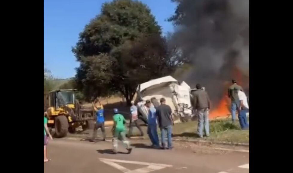 Video Colisao Entre Caminhoes Provoca Incendio E Operador De Retroescavadeira Salva Motorista Preso As Ferragens