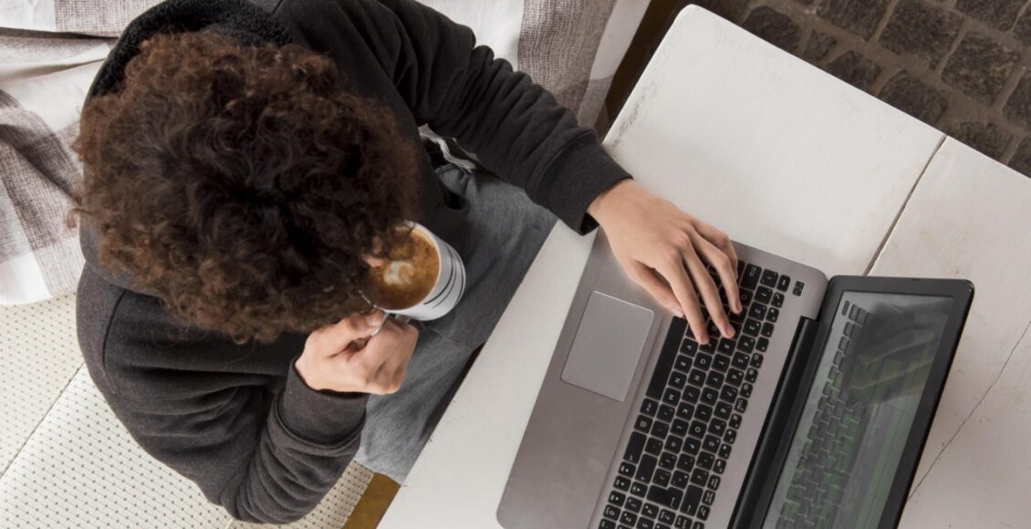 Acima Vista Cara Trabalhando No Laptop