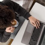 Acima Vista Cara Trabalhando No Laptop