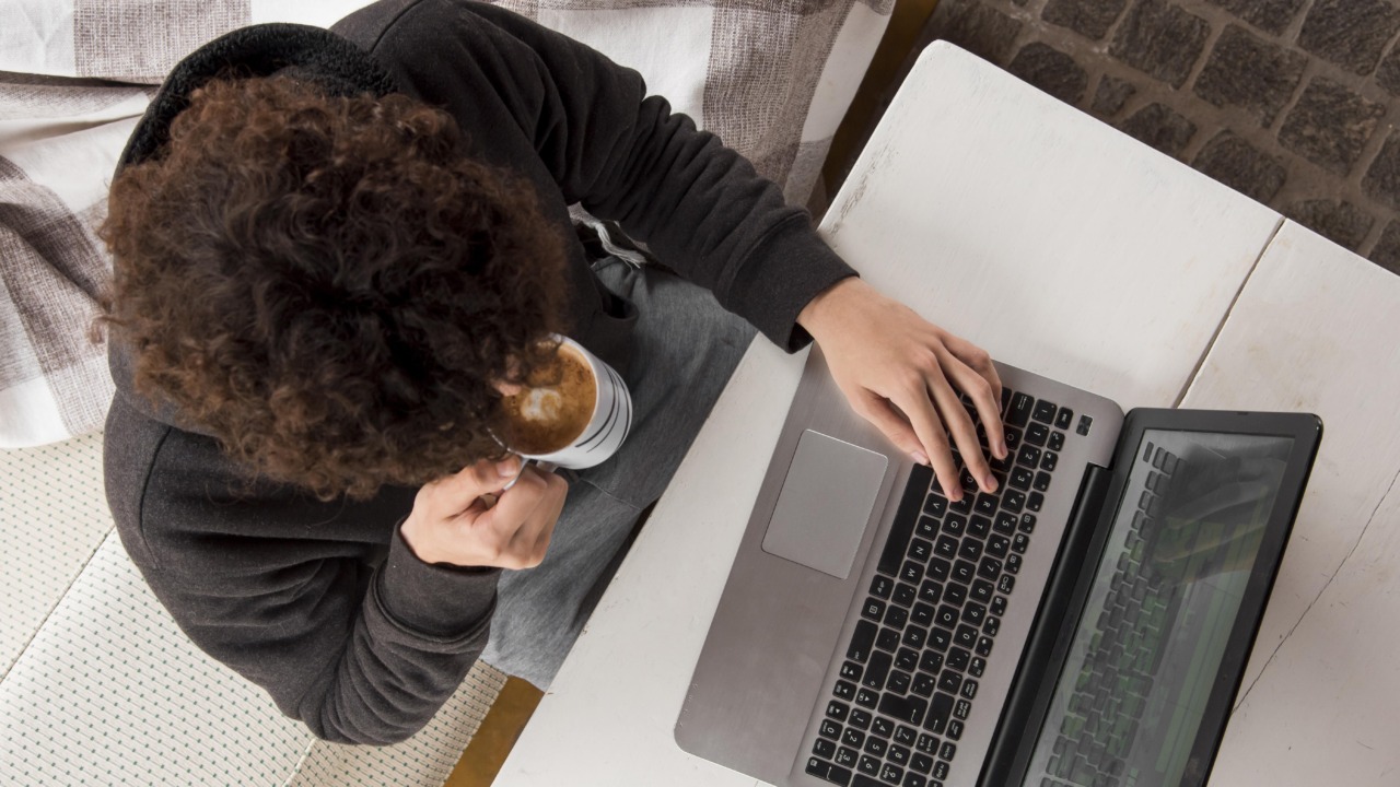 Acima Vista Cara Trabalhando No Laptop
