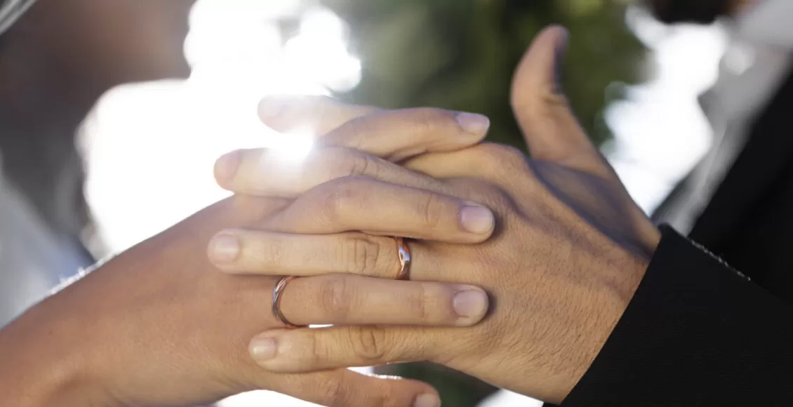 Casal Comemorando O Noivado Juntos