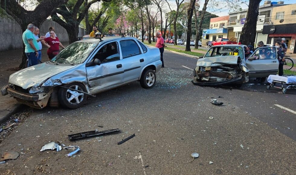 Casal Fica Ferido Apos Carro Avancar Preferencial E Colidir Com Outro Veiculo Em Maringa
